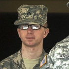 Manning (izquierda), custodiado por otro soldado, en Fort Meade (EEUU), el 22 de diciembre del 2011.-EFE / MICHAEL REYNOLDS