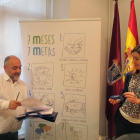 El concejal y la alcaldesa muestran el merchandising de la campaña.-E. M.