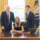 Ivanka Trump, sentada junto al presidente de EEUU y Justin Trudeau, de pie, en el Despacho Oval.-