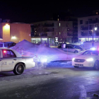 Patrullas de policía, en los alrededores de la mezquita atacada, el domingo en Quebec.-AP