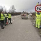 Tres operarios sustituyeron ayer la señal de 100 kilómetros por una de 90 en la N-I.-RAÚL G. OCHOA