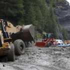 Excavadoras tratan de limpiar la carretera para el paso del Tour de Francia.-AP /  / THIBAULT CAMUS