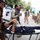 Un hombre porta en camilla a un herido tras un ataque suicida en un acto de campana para las elecciones parlamentarias del proximo 20 de octubre en la provincia de Nangarhar  en Jalalabad  Afganistan   EFE  Ghulamullah Habibi-