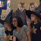 Fans de Harry Potter, la noche del sábado al domingo en Singapur, celebrando el lanzamiento mundial del nuevo libro de la saga del niño mago.-AFP / ROSLAN RAHMAN