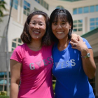 Las hermanas Holly Hoyle O'Brien (izquierda) y Megan Hugues posan juntas ante el hospital de Sarasota donde trabajan y donde se han reencontrado.-AP