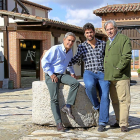 Los hermanos José Luis (i) y Javier (d) Ruiz Madroño posan con Luis Miguel Pérez en el patio de Bodegas Mocén, en Rueda (Valladolid).-M.T.