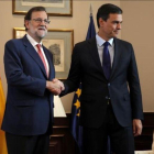 Mariano Rajoy y Pedro Sánchez se saludan antes del inicio de la reunión en el Congreso, el 2 de agosto.-JOSÉ LUIS ROCA