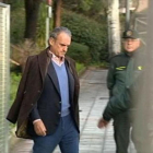Mario Conde se dirige a la Audiencia Nacional, custodiado por la Guardia Civil.-VIDEOTAPE TV-3