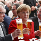La cancillera brinda con cerveza junto al ministro de Agricultura alemán en Ingolstadt.-EFE / MICHAELA REHLE
