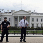 Miembros del servicio secreto vigilando la Casa Blanca durante el apagón.-Foto:   AP / SUSAN WALSH