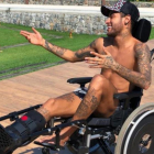 Neymar sentado en silla de ruedas. Twitter Neymar Jr.-/ PERIODICO