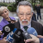 Alfonso Grau atiende a los periodistas antes de comenzar una de las sesiones del juicio.-MIGUEL LORENZO