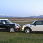 En blanco o en negro, el Mini Cooper D, de 5 puertas o en su clásica configuración de tres puertas, no deja indiferente a nadie.-HÉCTOR FUSTEL