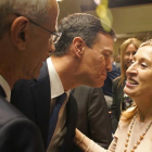 Pedro Sánchez saluda a Ana Pastor, el pasado 4 de junio en Madrid-JOSE LUIS ROCA