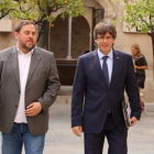 El 'president' Puigdemont y el vicepresidente Junqueras llegando a la reunión del Govern este martes.-RICARD CUGAT