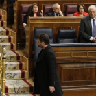 Rufián pasa ante Borrell tras ser expulsado del hemiciclo por Ana Pastor el pasado 21 de noviembre.-JAVIER LIZÓN (EFE)