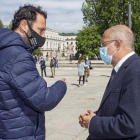 Luis Mata interpela a Igea en la visita que el vicepresidente realizó a Burgos el martes. SANTI OTERO.