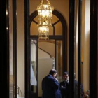 Junqueras y Sánchez conversan en el pleno del Parlament el pasado septiembre-Oriol Junqueras y Jordi Sànchez conversan en los pasillos del Parlament, el 7 se septiembre del 2017.