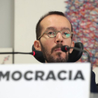 El secretario de organización de Podemos Pablo Echenique durante la rueda de prensa que ofreció tras la reunión del Consejo de Coordinacion de Podemos.-/ ZIPI (EFE)