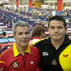 Miguel Núñez y Fran Berzosa posan en la sede del Mundial en Alicante, con 165 mesas de juego habilitadas-ECB