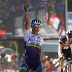 El ciclista colombiano Esteban Chaves, 'Chavito', celabra su triunfo en la segunda etapa de la Vuelta a su paso por la meta en Caminito del Rey.-Foto: AFP / JOSÉ JORDÁN