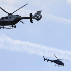 Dos helicópteros sobre el cielo de Barcelona, imagen casi en sesión continua desde el 17 de agosto.-FERRAN NADEU