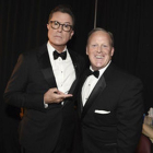 Stephen Colbert (izquierda), presentador de la gala de los Emmy, bromea junto a Sean Spicer.-REUTERS