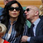 Jeff Bezos y Lauren Sánchez, en la final de Winbledon.-AFP / ADRIAN DENNIS