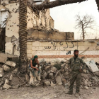 Militares del Ejército sirio enfrente de un edificio destrozado en un distrito de Deir Ezzor. Imagen del 5 de noviembre de 2015-AFP / STRINGER