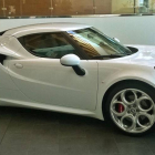 El nuevo Alfa Romeo 4C, el superdeportivo para conducir con pasión, ya se puede encontrar en el concesionario oficial en Burgos, Grupo Julián.-HÉCTOR FUSTEL