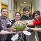 Parte del grupo de alumnos que han desarrollado la acción y la responsable del área de Orientación, Azucena Ubierna, posan junto al melón que usan como símbolo de la iniciativa.-ISRAEL L. MURILLO