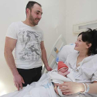Óscar Soncillo y Ainara Fasano charlan tras el nacimiento de su pequeña Valentina que duerme en los brazos de su madre.-RAÚL G. OCHOA