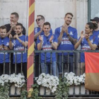 Plantilla y cuerpo técnico del CB Miraflores celebran su ascenso con la afición, ayer, en el balcón del Ayuntamiento.-SANTI OTERO