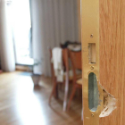 Imagen de una puerta forzada durante un robo realizado a un domicilio.-ISRAEL L. MURILLO