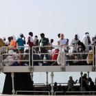 Los inmigrantes trasladados por el navío maltés esperan a desembarcar en Pozzallo (Sicilia).-Foto:   Francesco Malavolta / AP / FRANCESO MALAVOLTA