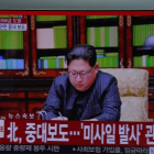 Surcoreanos ven un reportaje televisivo en vivo que muestra el anuncio especial de Corea del Norte de que ha probado con Éxito un misil balistico intercontinental.-/ EFE / KIM HEE-CHUL