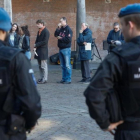 Dos policías en La Haya.-/ YVES HERMAN / REUTERS