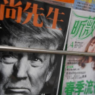El presidente de EEUU, Donald Trump, en la portada de una revista china en un quiosco de Pekín, el 4 de abril.-AFP / GREG BAKER