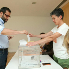 El secretario federal de Cultura y de Movimientos Sociales del PSOE, Iban García del Blanco, deposita su voto en Cortiguera (León)-ICAL