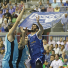 Álex Barrera pierde la posesión de la pelota en una penetración.-SANTI OTERO