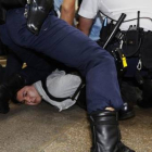 Un manifestante es detenido en Mongkok, el distrito comercial de Hong Kong.-Foto: REUTERS / BOBBY YIP