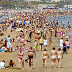Cientos de personas abarrotan una playa española.-GERMÁN CABALLERO