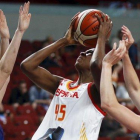 Astou Ndour lanza a canasta ante Samuelson y Vanderwal.-VALDA KALNINA (EFE)