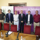 El presidente de la Diputación, Javier Iglesias, junto a los criadores de vacuno participantes en Salamaq 2016 (I a D) Arturo Varas, Alberto Martín, Pedro José Domeq, José Luis Urquijo, Ramón Hernández, Agustín García y Emilio Ortega.-ICAL