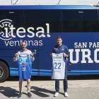 Rabaseda posa delante del autobús del CB Miraflores junto a David Gómez (Itesal). B. B. HOJAS / SPB