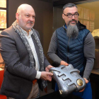 Juanjo García (i.) y Óscar Martín sujetan la carcasa del ‘Voynich’.-