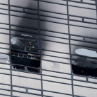 Un bombero inspecciona uno de los apartamentos afectados por el fuego de la Torre Trump.-CRAIG RUTTLE (AP)