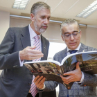 Pérez Mateos y Sáiz observan el libro conmemorativo que recoge los 25 años de actividad de la institución.-SANTI OTERO
