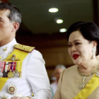 El príncipe Vajiralongkorn con su madre, la reina Sikrit.-AP