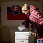 Una mujer deposita su voto en una urna en Bratislava.-Foto: AFP / VLADIMIR SIMICEK